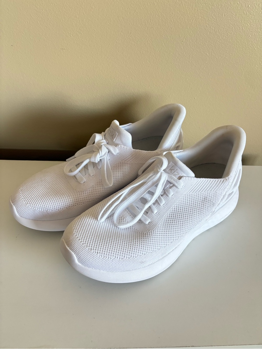 Kizik Athens Hands-Free Slip-On White Sneakers Size 9